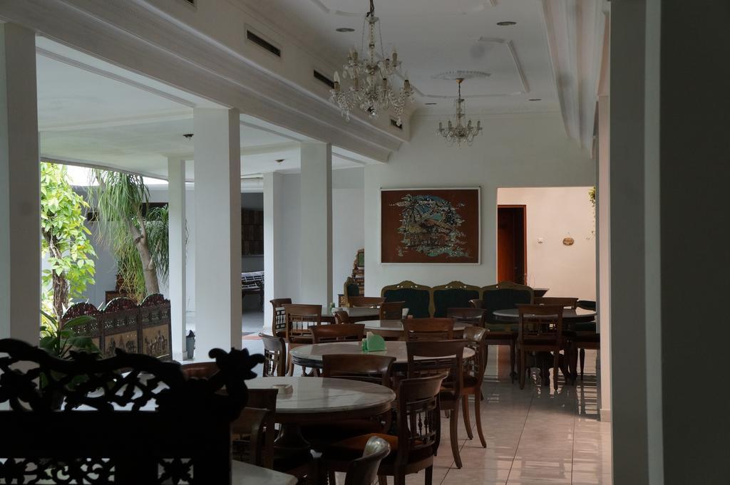 Hotel Kirana Yogyakarta Bagian luar foto